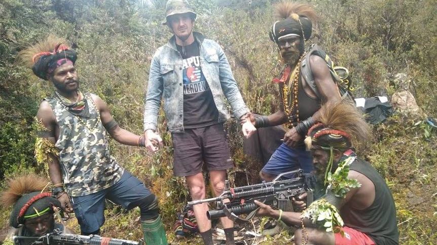 Rebelové s puškami, luky a šípy unesli pilota. Chtějí svobodu Západní Papuy